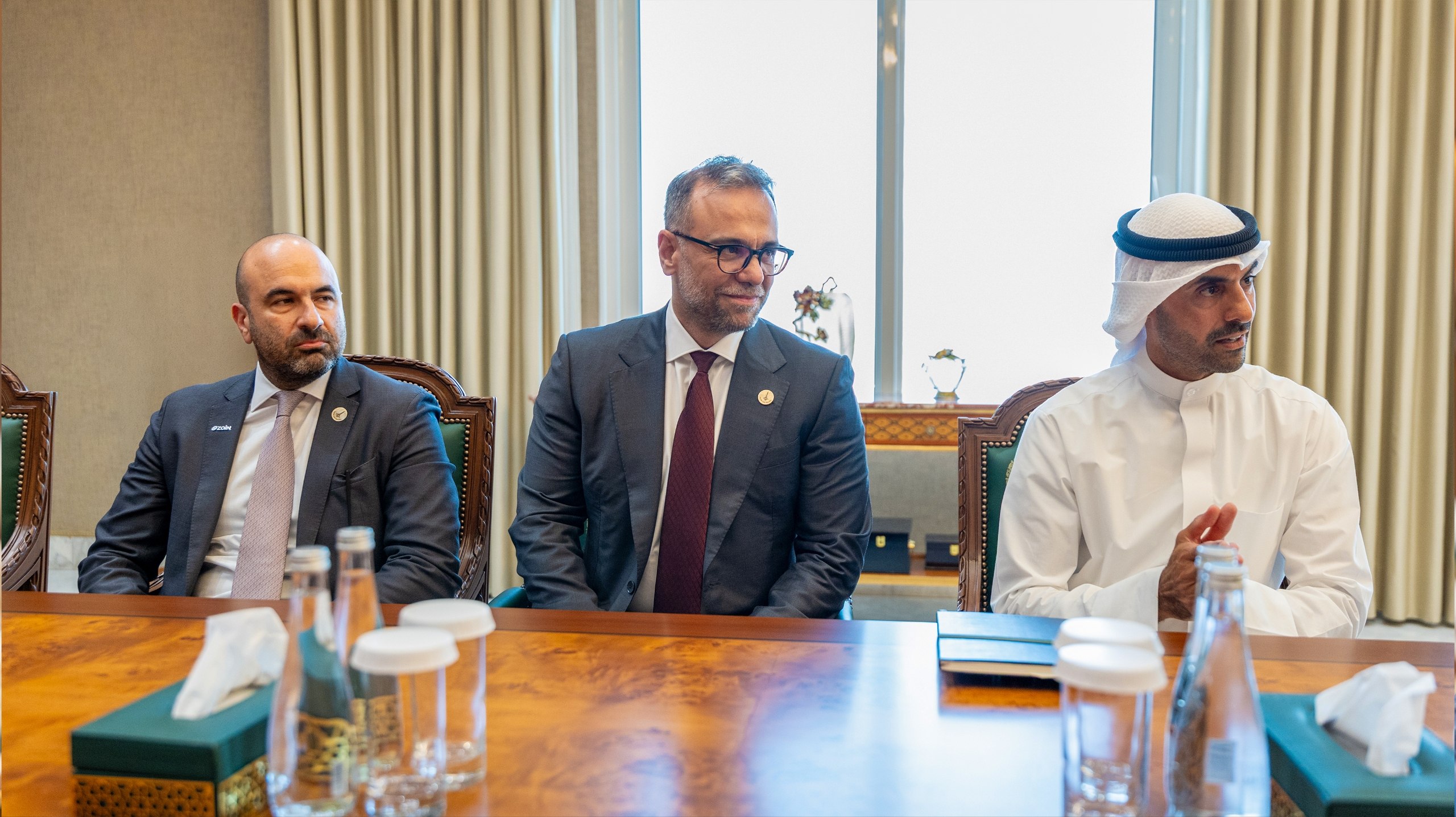 استقبل السيد الرئيس أحمد الشرع اليوم في قصر الشعب بدمشق، نائب رئيس مجلس الإدارة والرئيس التنفيذي لمجموعة زين للاتصالات بدر الخرافي والوفد المرافق له، بحضور وزيرَي الخارجية والمغتربين، والاتصالات وتقانة المعلومات، إلى جانب عدد من المسؤولين المعنيين