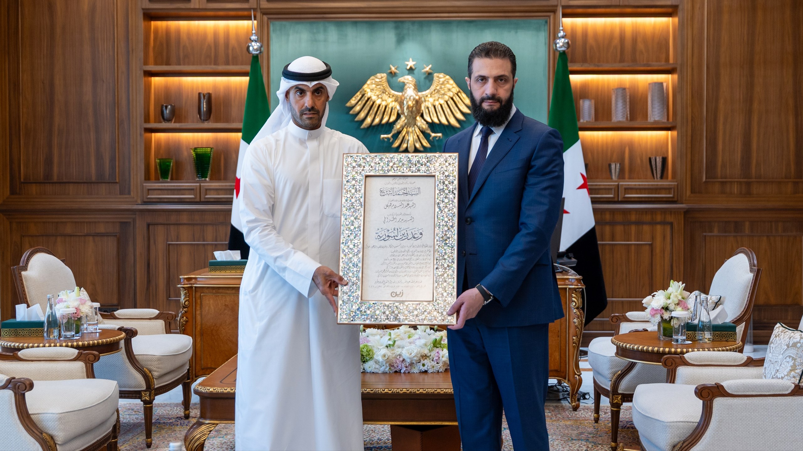 استقبل السيد الرئيس أحمد الشرع اليوم في قصر الشعب بدمشق، نائب رئيس مجلس الإدارة والرئيس التنفيذي لمجموعة زين للاتصالات بدر الخرافي والوفد المرافق له، بحضور وزيرَي الخارجية والمغتربين، والاتصالات وتقانة المعلومات، إلى جانب عدد من المسؤولين المعنيين