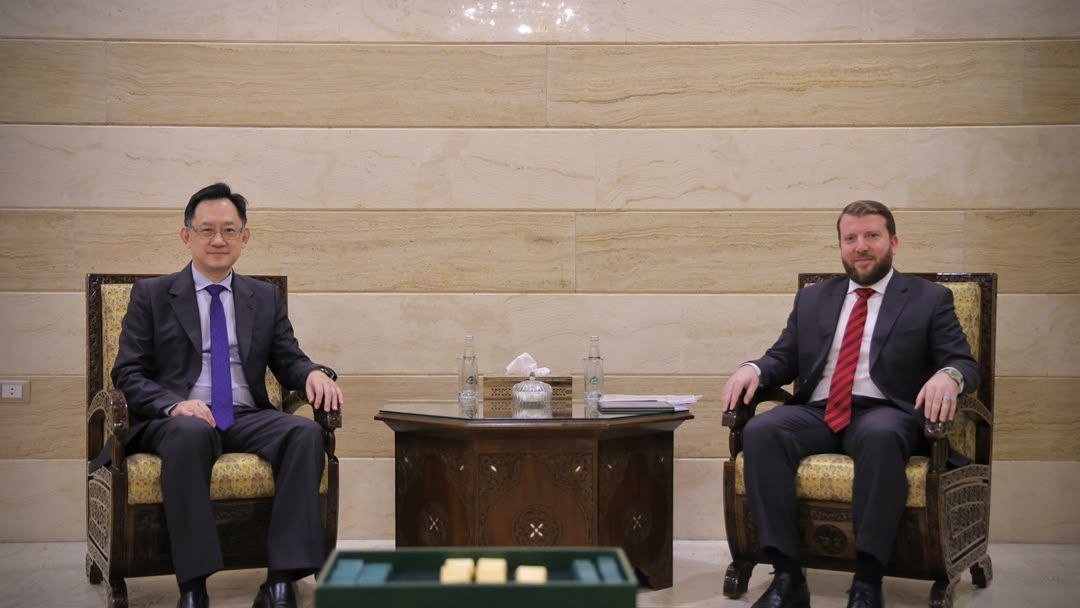 التقى مدير المعهد الدبلوماسي في وزارة الخارجية والمغتربين، السيد ياسر الجندي، سفير جمهورية الصين الشعبية لدى الجمهورية العربية السورية، السيد شي هونغوي