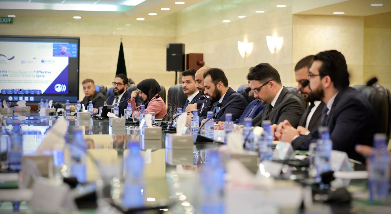 عقدت إدارة التعاون الدولي في وزارة الخارجية والمغتربين برئاسة السيد قتيبة قاديش، ورشة عمل بعنوان "نحو حوكمة عامة أكثر انفتاحًا وفعالية في سوريا"