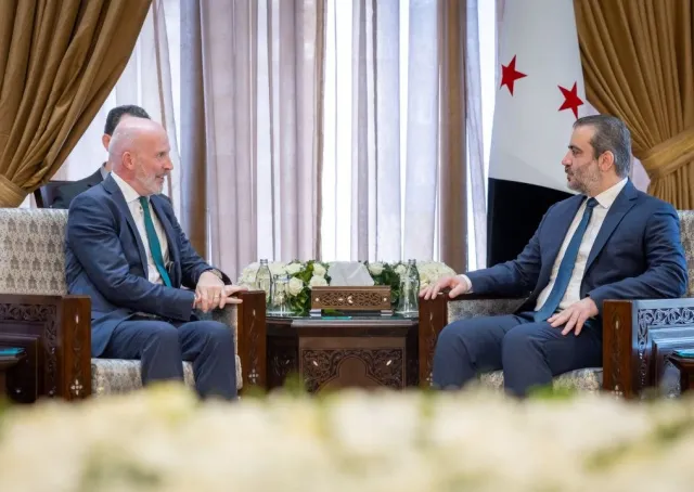 استقبل وزير الخارجية والمغتربين السيد أسعد حسن الشيباني اليوم في العاصمة دمشق القائم بأعمال إيرلندا لدى سوريا السيد آيدين أوهارا