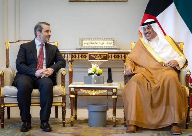 التقى وزير الخارجية والمغتربين السيد أسعد حسن الشيباني سمو ولي عهد دولة الكويت الشقيقة الشيخ صباح خالد الحمد الصباح، في العاصمة الكويت.