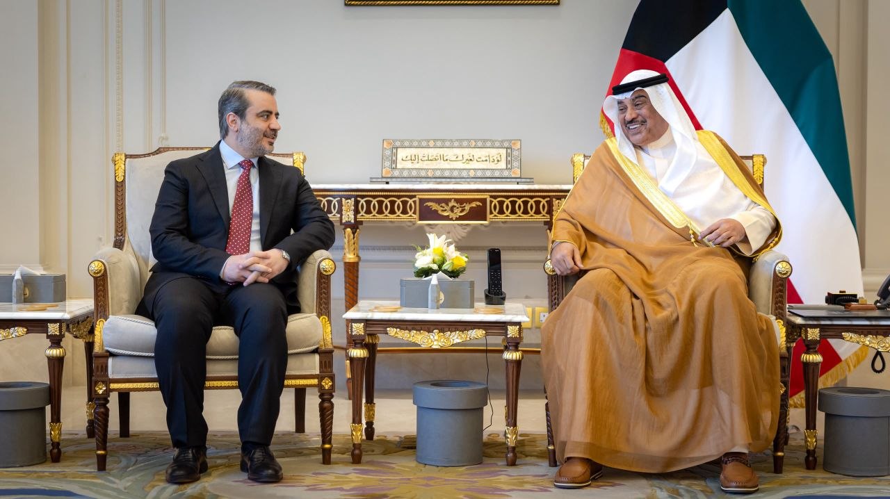 التقى وزير الخارجية والمغتربين السيد أسعد حسن الشيباني سمو ولي عهد دولة الكويت الشقيقة الشيخ صباح خالد الحمد الصباح، في العاصمة الكويت.