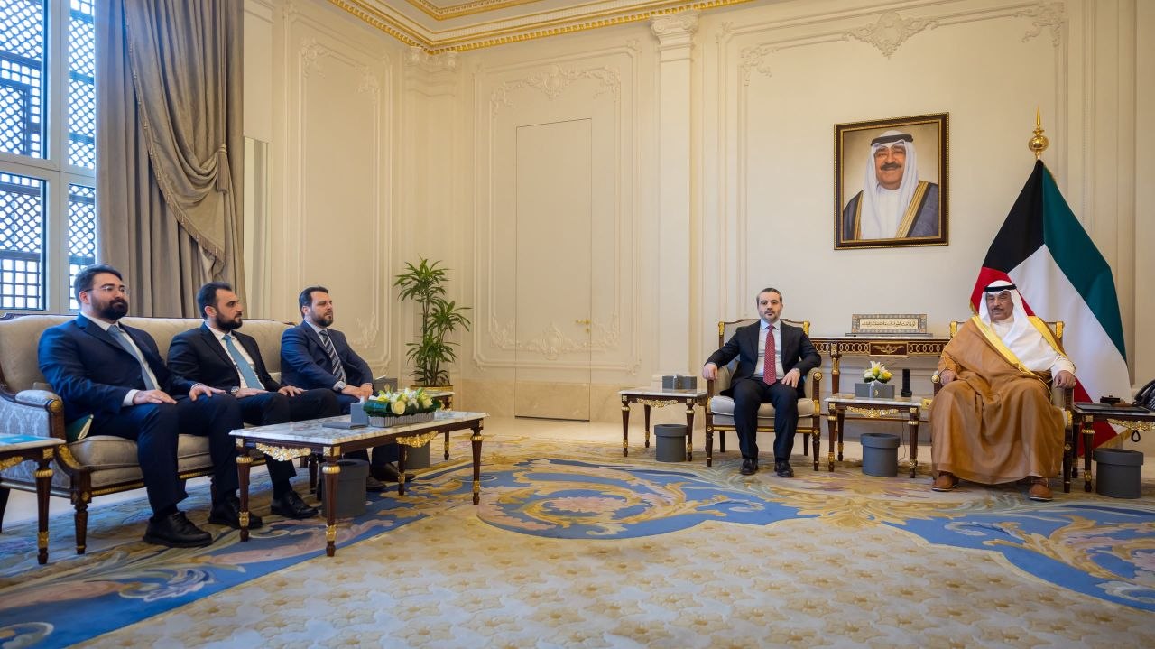 التقى وزير الخارجية والمغتربين السيد أسعد حسن الشيباني سمو ولي عهد دولة الكويت الشقيقة الشيخ صباح خالد الحمد الصباح، في العاصمة الكويت.
