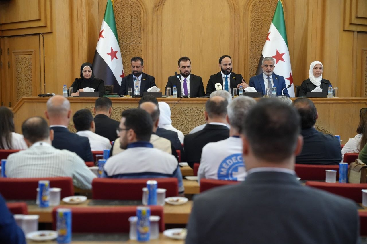 عقد مدير إدارة التعاون الدولي في وزارة الخارجية والمغتربين، السيد قتيبة قاديش، ومحافظ حلب السيد عزام الغريب، اجتماعًا ضم ممثلين عن عدد من منظمات المجتمع المدني في محافظة حلب