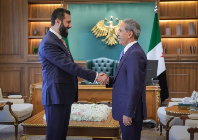 التقى فخامة رئيس الجمهورية السيد أحمد الشرع ووزير الخارجية والمغتربين السيد أسعد حسن الشيباني ووزير العدل الدكتور مظهر الويس وفدًا عراقيًا برئاسة رئيس مجلس القضاء الأعلى القاضي الدكتور فائق زيدان، في العاصمة دمشق