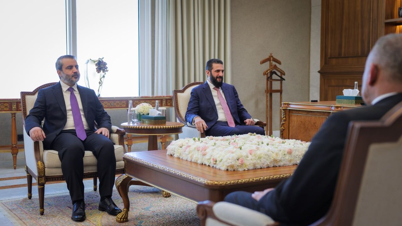التقى فخامة رئيس الجمهورية السيد أحمد الشرع ووزير الخارجية والمغتربين السيد أسعد حسن الشيباني ووزير العدل الدكتور مظهر الويس وفدًا عراقيًا برئاسة رئيس مجلس القضاء الأعلى القاضي الدكتور فائق زيدان، في العاصمة دمشق