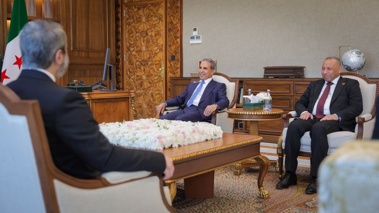 التقى فخامة رئيس الجمهورية السيد أحمد الشرع ووزير الخارجية والمغتربين السيد أسعد حسن الشيباني ووزير العدل الدكتور مظهر الويس وفدًا عراقيًا برئاسة رئيس مجلس القضاء الأعلى القاضي الدكتور فائق زيدان، في العاصمة دمشق