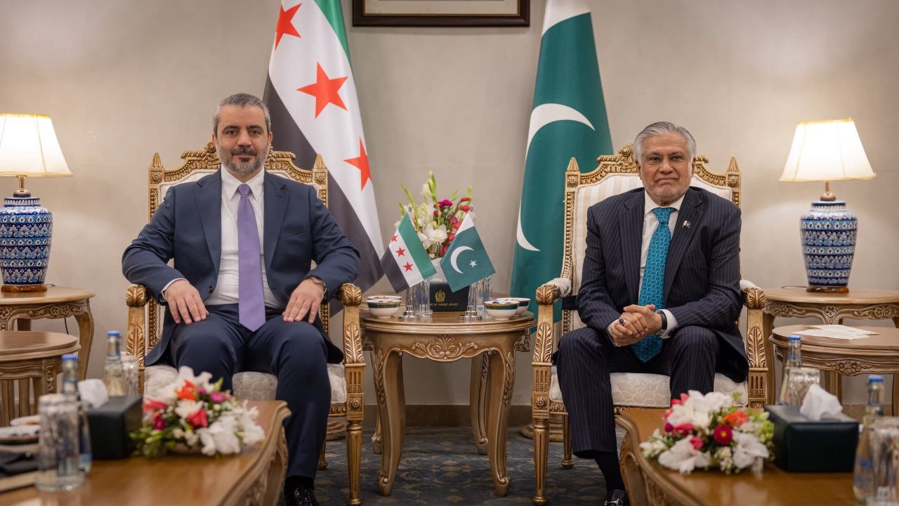 التقى وزير الخارجية والمغتربين السيد أسعد حسن الشيباني نائب رئيس الوزراء وزير خارجية جمهورية باكستان الإسلامية السيد محمد إسحاق دار في العاصمة الباكستانية إسلام آباد