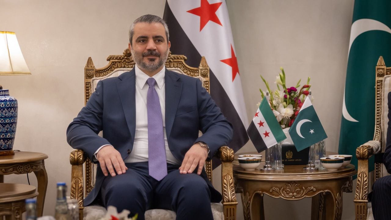 التقى وزير الخارجية والمغتربين السيد أسعد حسن الشيباني نائب رئيس الوزراء وزير خارجية جمهورية باكستان الإسلامية السيد محمد إسحاق دار في العاصمة الباكستانية إسلام آباد