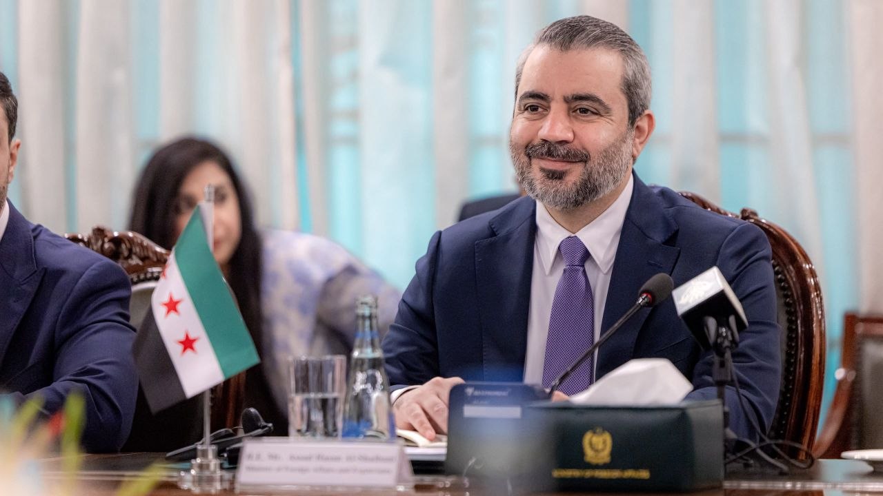 التقى وزير الخارجية والمغتربين السيد أسعد حسن الشيباني نائب رئيس الوزراء وزير خارجية جمهورية باكستان الإسلامية السيد محمد إسحاق دار في العاصمة الباكستانية إسلام آباد