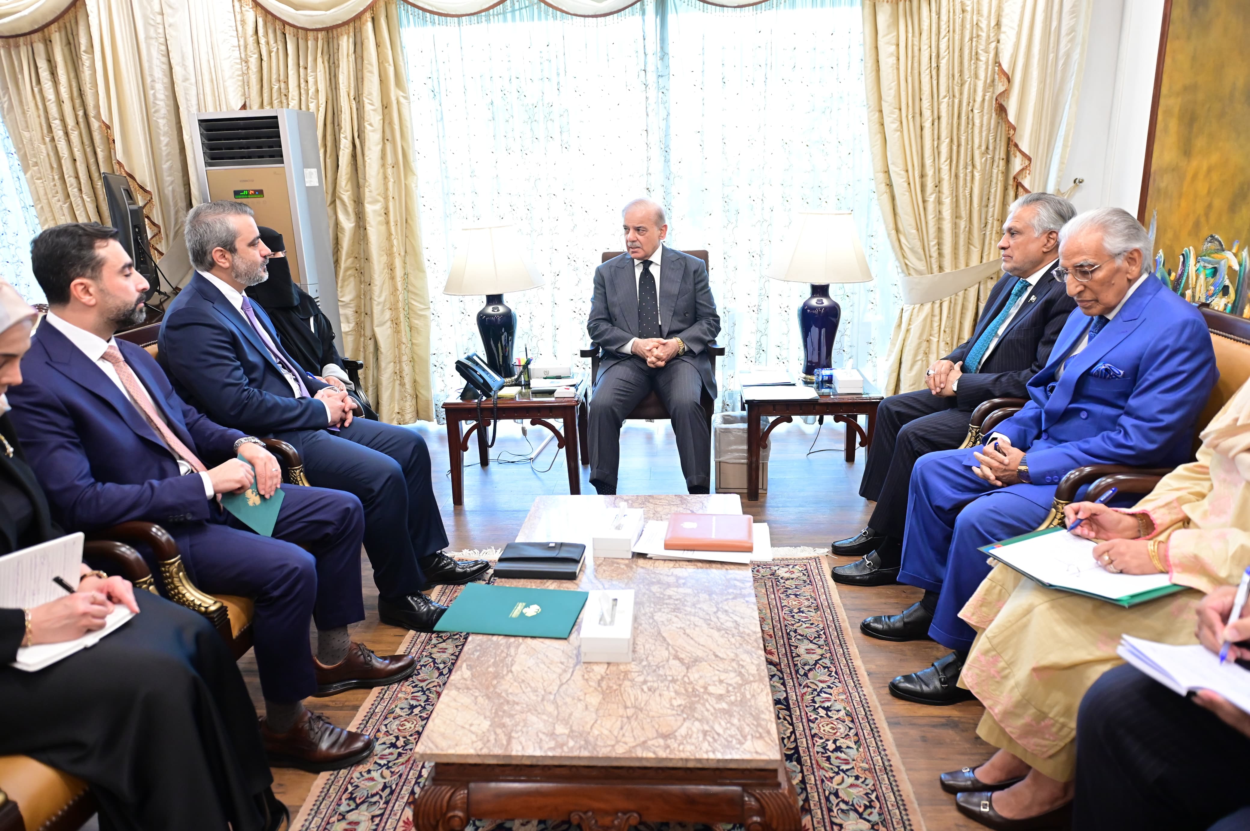 التقى وزير الخارجية والمغتربين السيد أسعد حسن الشيباني رئيس وزراء جمهورية باكستان الإسلامية السيد محمد شهباز شريف، في العاصمة إسلام آباد