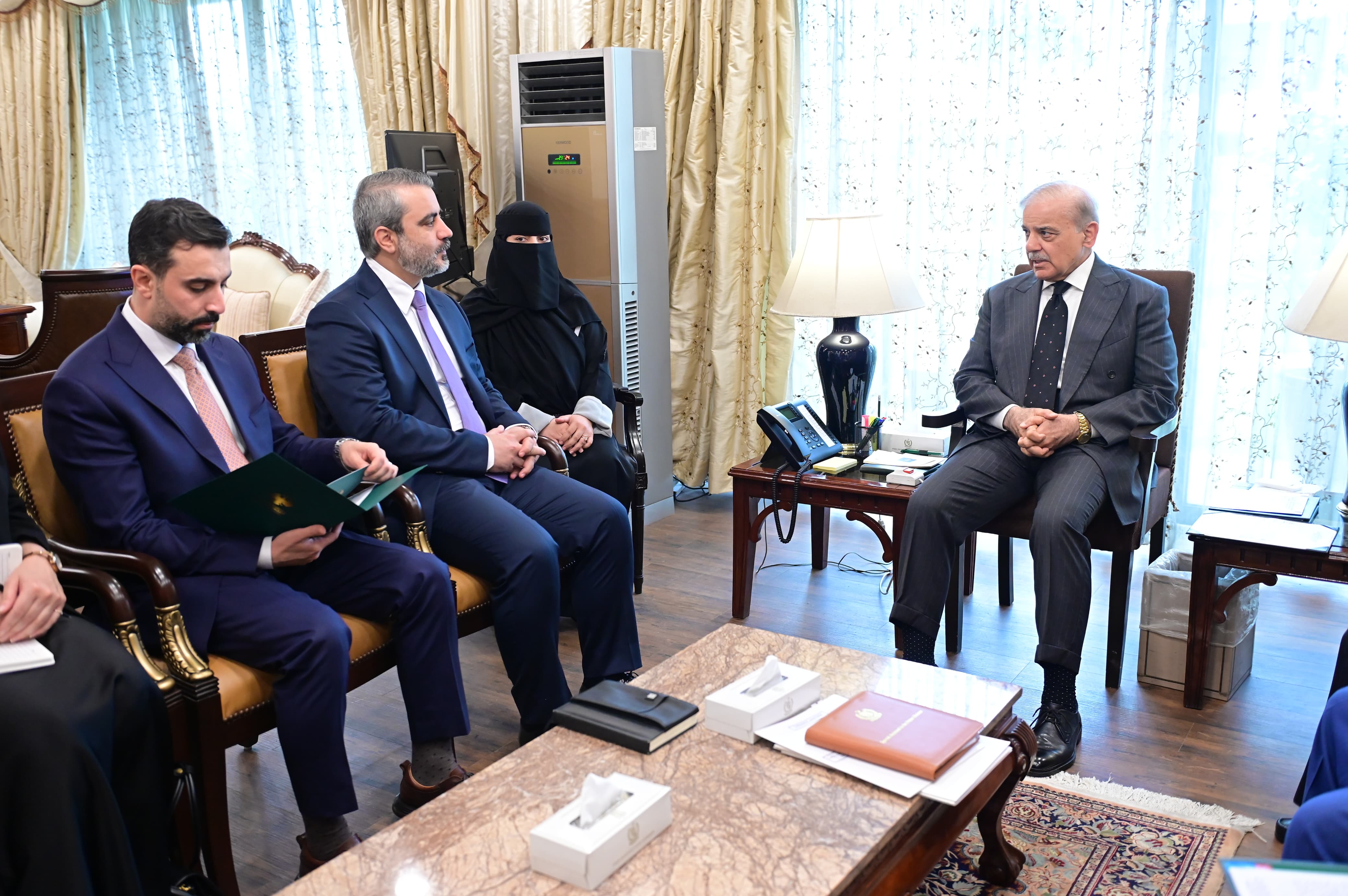 التقى وزير الخارجية والمغتربين السيد أسعد حسن الشيباني رئيس وزراء جمهورية باكستان الإسلامية السيد محمد شهباز شريف، في العاصمة إسلام آباد
