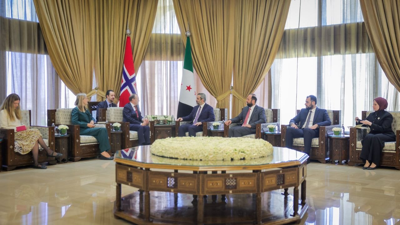 استقبل وزير الخارجية والمغتربين السيد أسعد حسن الشيباني في العاصمة دمشق وزير خارجية مملكة النرويج السيد إسبن بارث إيدي والوفد المرافق له