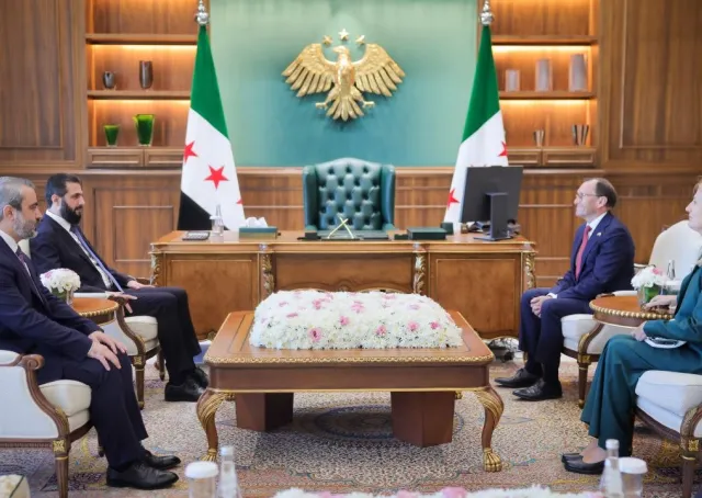 استقبل فخامة رئيس الجمهورية السيد أحمد الشرع ووزير الخارجية والمغتربين السيد أسعد حسن الشيباني في العاصمة دمشق وزير خارجية مملكة النرويج السيد إسبن بارث إيدي والوفد المرافق له