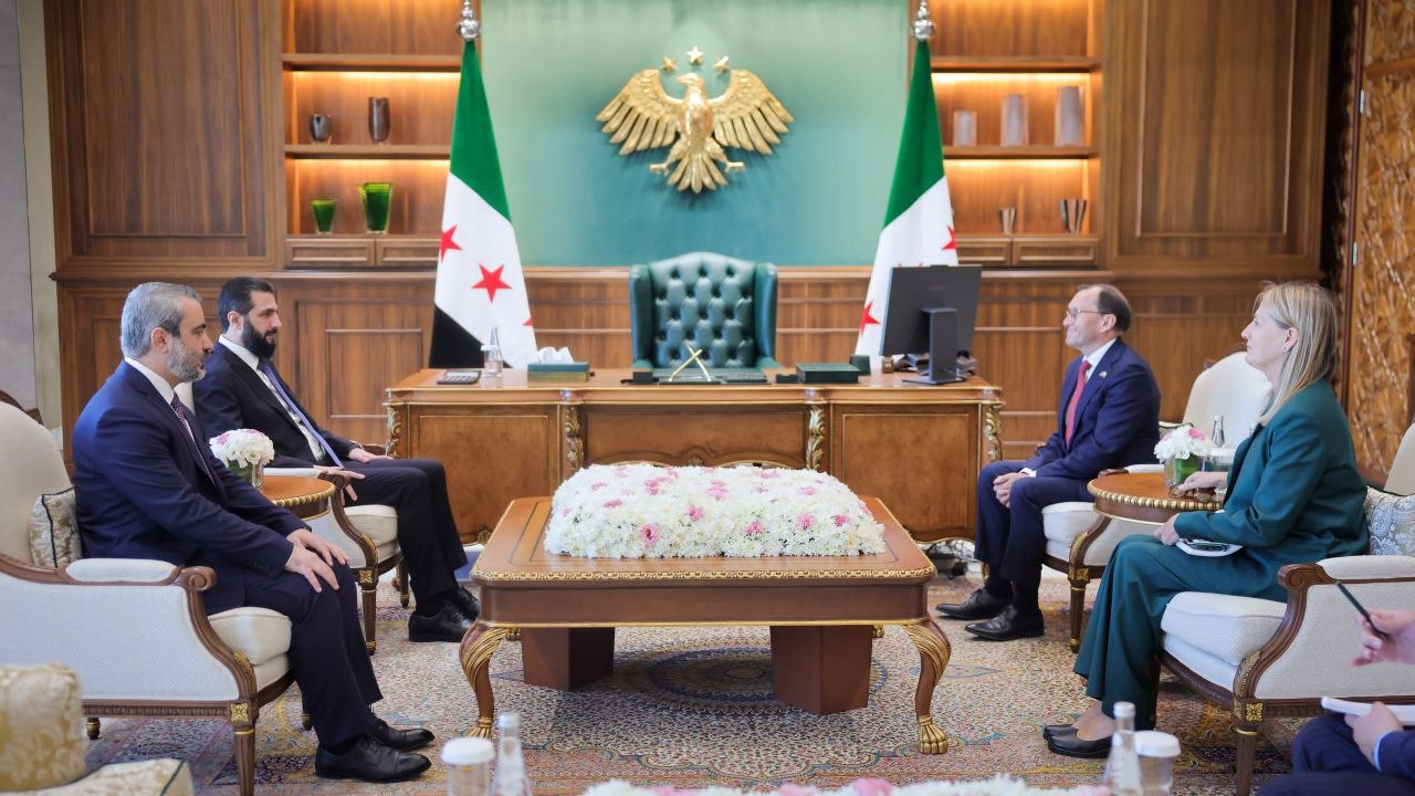 استقبل فخامة رئيس الجمهورية السيد أحمد الشرع ووزير الخارجية والمغتربين السيد أسعد حسن الشيباني في العاصمة دمشق وزير خارجية مملكة النرويج السيد إسبن بارث إيدي والوفد المرافق له