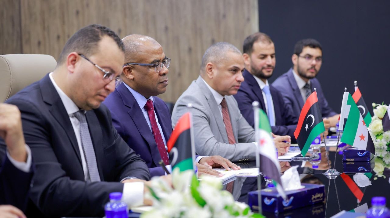عقد وزير الخارجية والمغتربين السيد أسعد حسن الشيباني، اجتماعًا في العاصمة الليبية طرابلس، مع وزير النفط والغاز الليبي السيد خليفة عبد الصادق ورئيس مجلس الإدارة والمدير التنفيذي للمؤسسة الليبية للاستثمار الدكتور علي محمود حسن