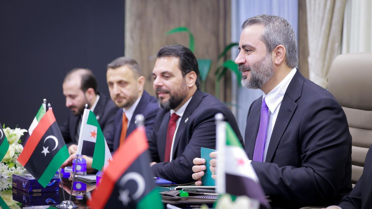عقد وزير الخارجية والمغتربين السيد أسعد حسن الشيباني، اجتماعًا في العاصمة الليبية طرابلس، مع وزير النفط والغاز الليبي السيد خليفة عبد الصادق ورئيس مجلس الإدارة والمدير التنفيذي للمؤسسة الليبية للاستثمار الدكتور علي محمود حسن