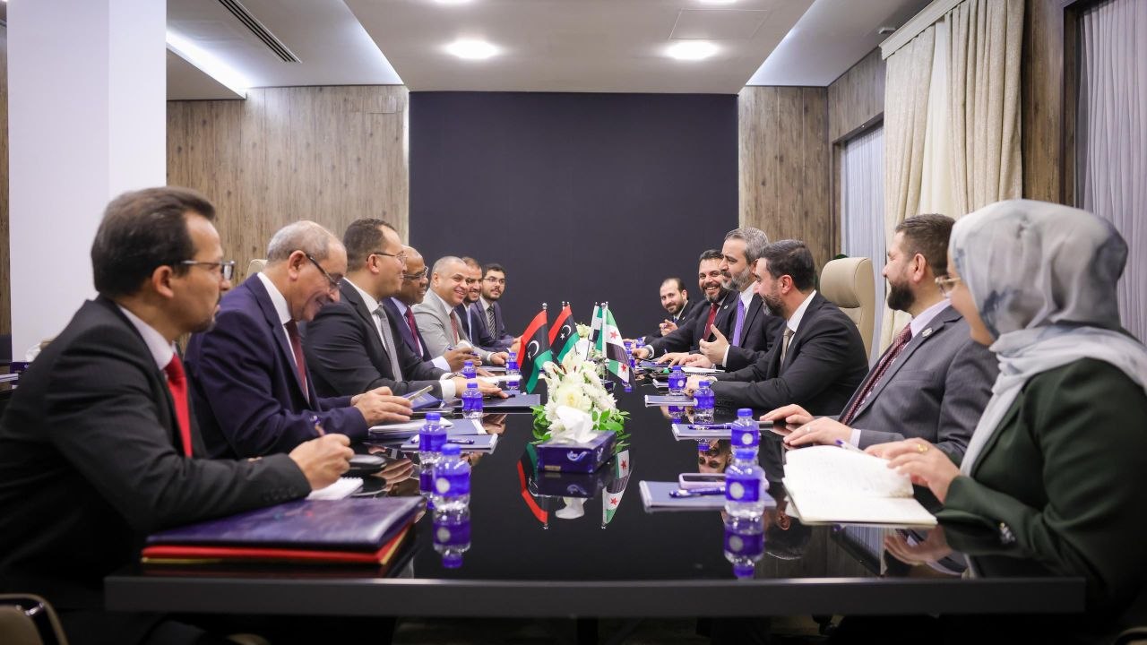 عقد وزير الخارجية والمغتربين السيد أسعد حسن الشيباني، اجتماعًا في العاصمة الليبية طرابلس، مع وزير النفط والغاز الليبي السيد خليفة عبد الصادق ورئيس مجلس الإدارة والمدير التنفيذي للمؤسسة الليبية للاستثمار الدكتور علي محمود حسن