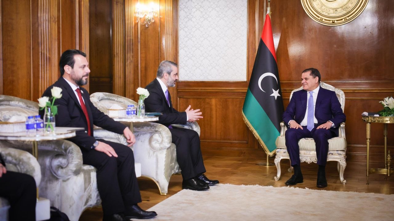 التقى وزير الخارجية والمغتربين السيد أسعد حسن الشيباني، في العاصمة الليبية طرابلس، رئيس حكومة الوحدة الوطنية السيد عبد الحميد الدبيبة