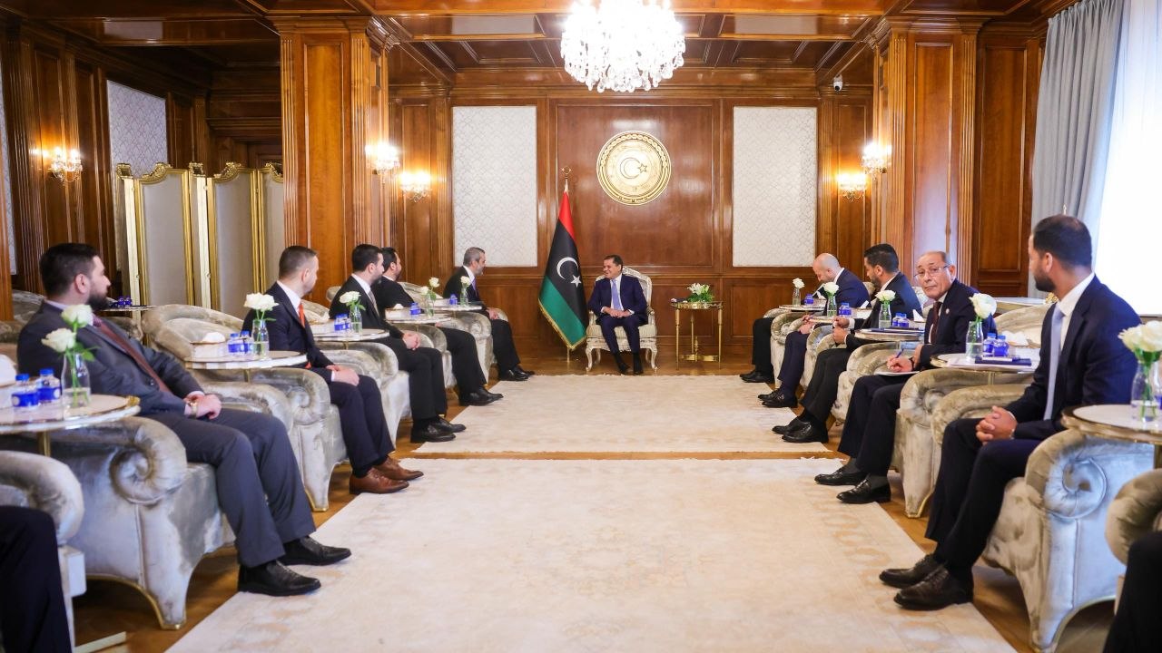 التقى وزير الخارجية والمغتربين السيد أسعد حسن الشيباني، في العاصمة الليبية طرابلس، رئيس حكومة الوحدة الوطنية السيد عبد الحميد الدبيبة