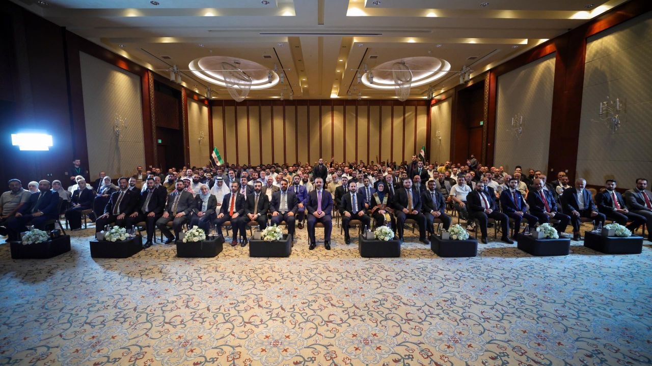 التقى وزير الخارجية والمغتربين السيد أسعد حسن الشيباني عددًا من أبناء الجالية السورية المقيمين في ليبيا
