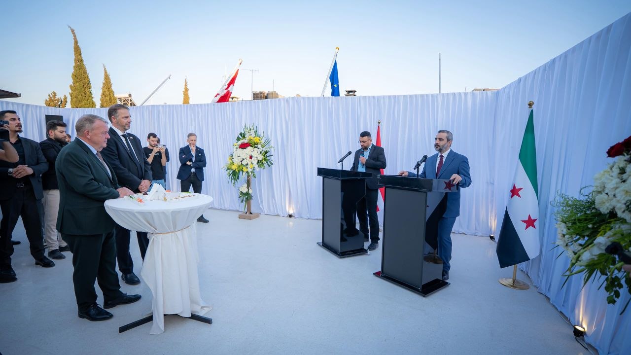 شارك وزير الخارجية والمغتربين السيد أسعد حسن الشيباني ووزير الخارجية الدنماركي السيد لارس لوكه راسموسن، في مراسم افتتاح سفارة مملكة الدنمارك في العاصمة دمشق