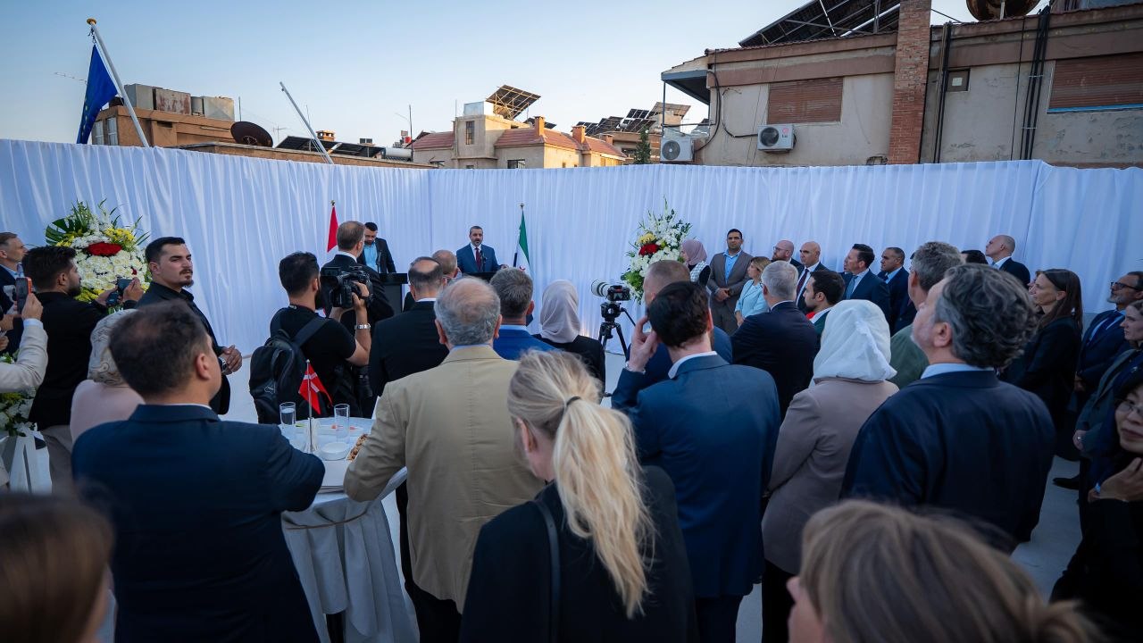 شارك وزير الخارجية والمغتربين السيد أسعد حسن الشيباني ووزير الخارجية الدنماركي السيد لارس لوكه راسموسن، في مراسم افتتاح سفارة مملكة الدنمارك في العاصمة دمشق