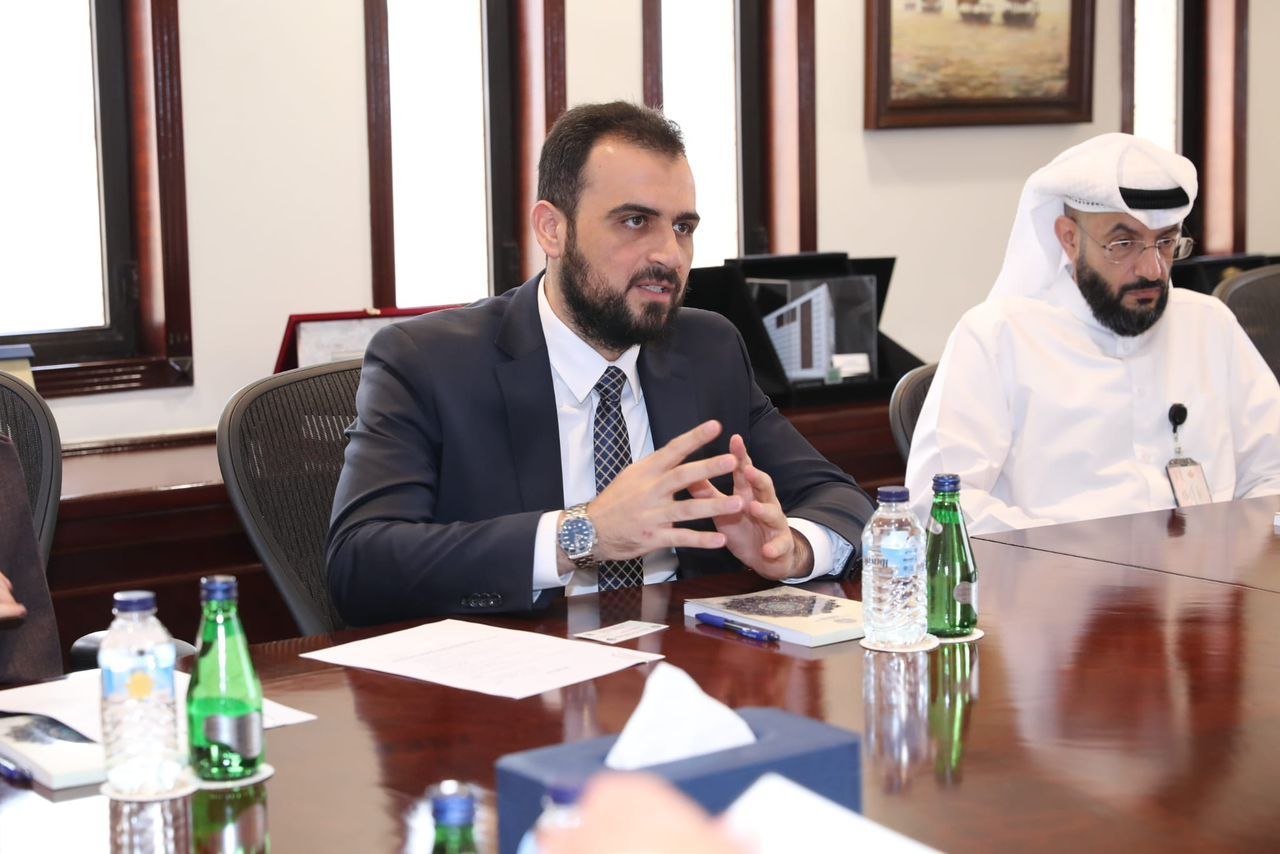 التقى مدير إدارة التعاون الدولي في وزارة الخارجية والمغتربين السيد قتيبة قاديش، المدير العام بالوكالة للصندوق الكويتي للتنمية الاقتصادية العربية السيد رشيد علي البدر، في المقر الرئيسي للصندوق بدولة الكويت