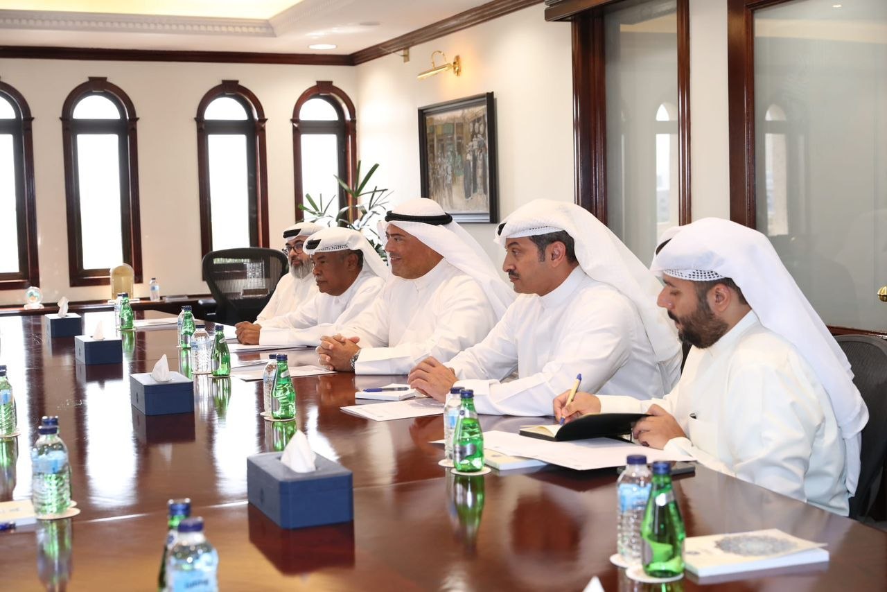 التقى مدير إدارة التعاون الدولي في وزارة الخارجية والمغتربين السيد قتيبة قاديش، المدير العام بالوكالة للصندوق الكويتي للتنمية الاقتصادية العربية السيد رشيد علي البدر، في المقر الرئيسي للصندوق بدولة الكويت