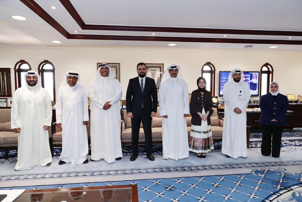 التقى مدير إدارة التعاون الدولي في وزارة الخارجية والمغتربين السيد قتيبة قاديش، المدير العام بالوكالة للصندوق الكويتي للتنمية الاقتصادية العربية السيد رشيد علي البدر، في المقر الرئيسي للصندوق بدولة الكويت