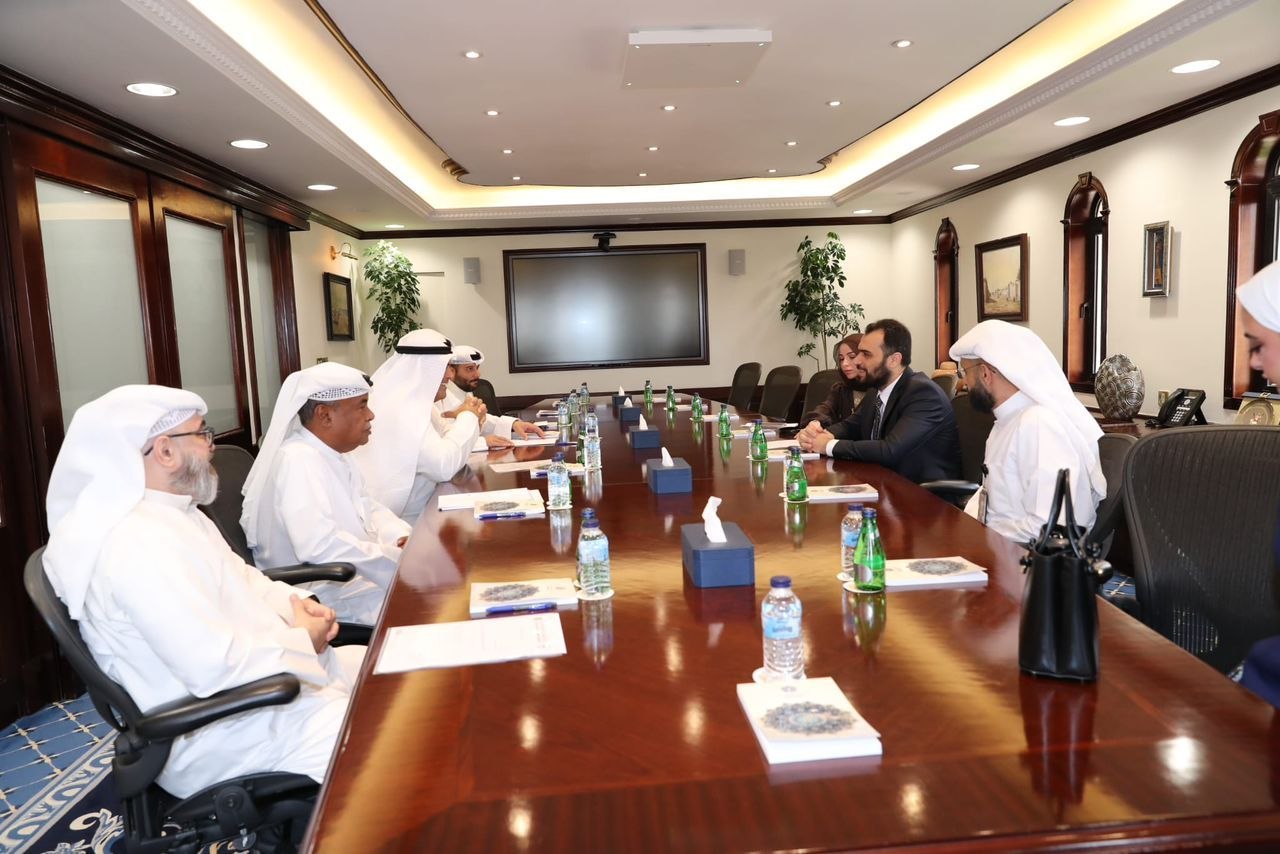 التقى مدير إدارة التعاون الدولي في وزارة الخارجية والمغتربين السيد قتيبة قاديش، المدير العام بالوكالة للصندوق الكويتي للتنمية الاقتصادية العربية السيد رشيد علي البدر، في المقر الرئيسي للصندوق بدولة الكويت