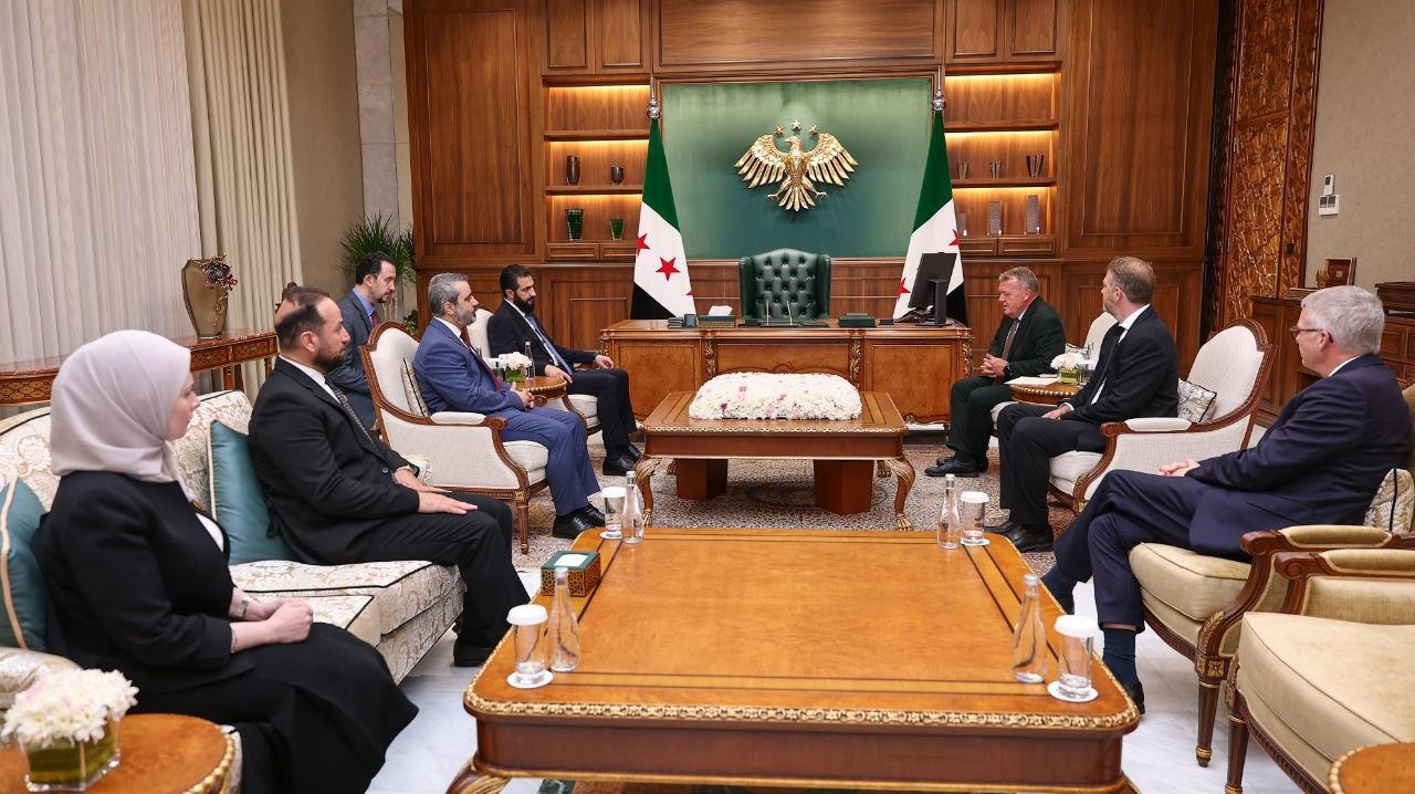 استقبل فخامة رئيس الجمهورية السيد أحمد الشرع ووزير الخارجية والمغتربين السيد أسعد حسن الشيباني في العاصمة دمشق، وزير خارجية مملكة الدنمارك لارس لوكه راسموسن والوفد المرافق له