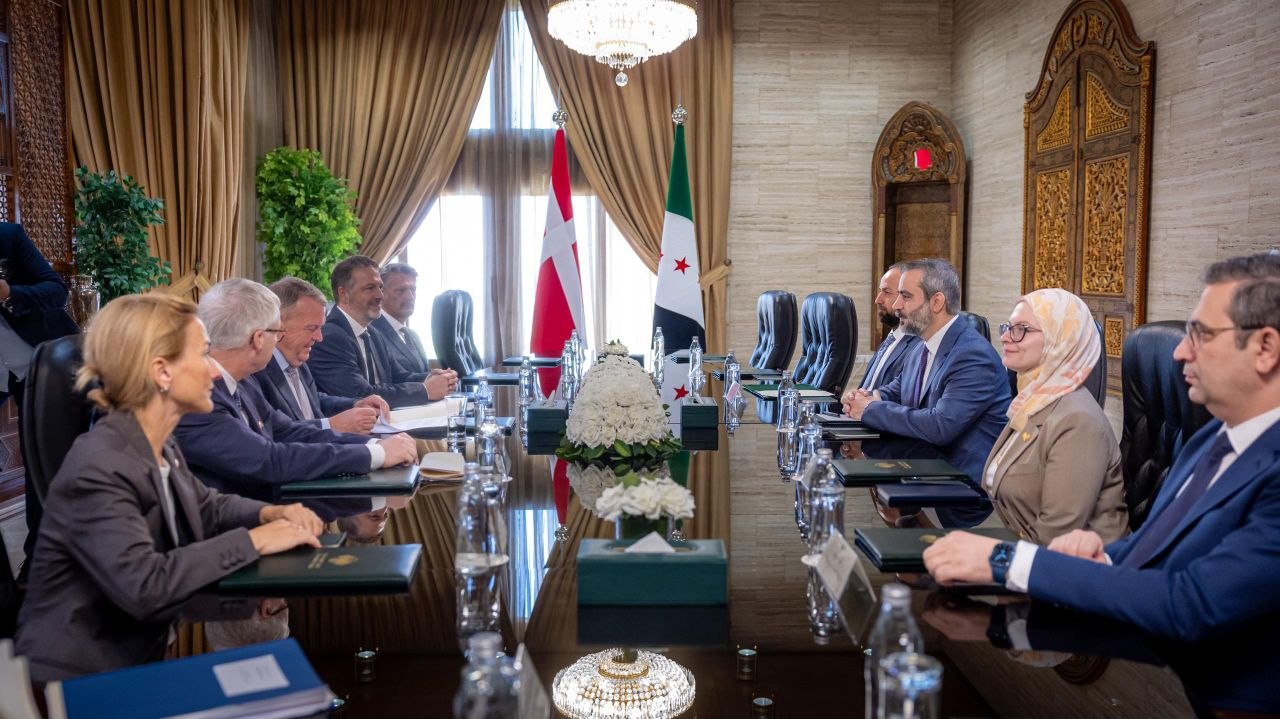 استقبل وزير الخارجية والمغتربين السيد أسعد حسن الشيباني في العاصمة دمشق وزير خارجية مملكة الدنمارك السيد لارس لوكه راسموسن