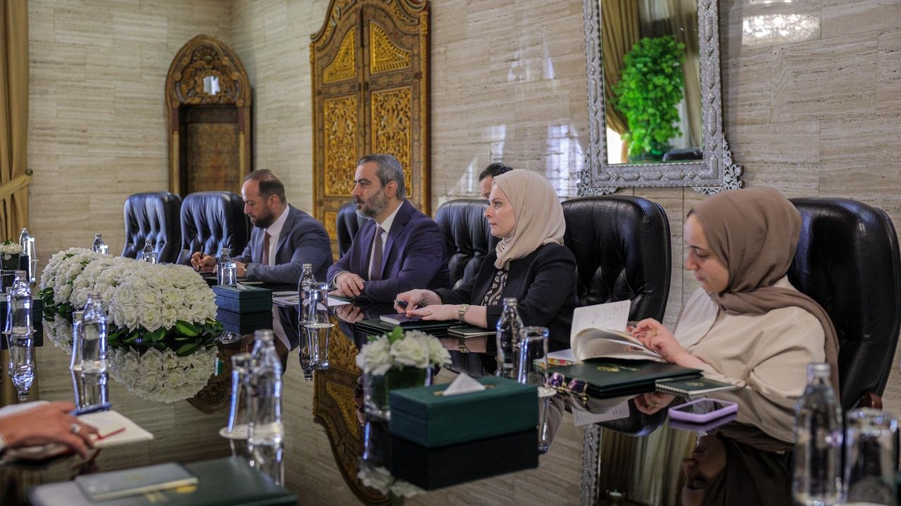 عقد وزير الخارجية والمغتربين السيد أسعد حسن الشيباني اجتماعًا موسعًا مع وفد من الاتحاد الأوروبي برئاسة مديرة إدارة الشرق الأوسط وشمال إفريقيا والخليج السيدة هنريكا تراوتمان