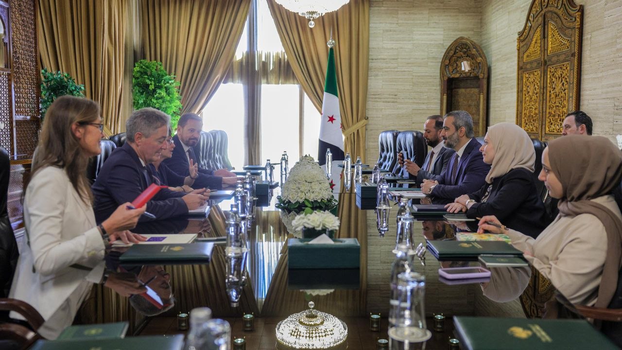 عقد وزير الخارجية والمغتربين السيد أسعد حسن الشيباني اجتماعًا موسعًا مع وفد من الاتحاد الأوروبي برئاسة مديرة إدارة الشرق الأوسط وشمال إفريقيا والخليج السيدة هنريكا تراوتمان