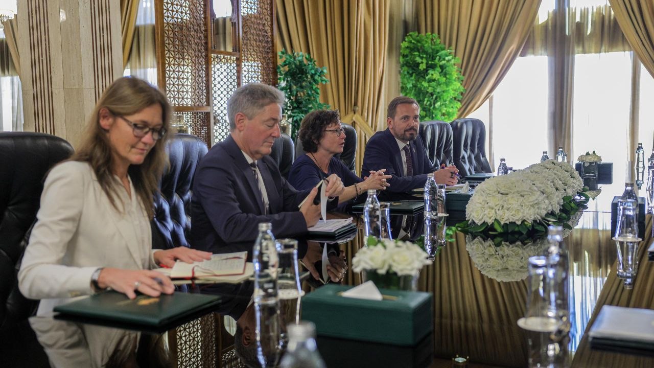 عقد وزير الخارجية والمغتربين السيد أسعد حسن الشيباني اجتماعًا موسعًا مع وفد من الاتحاد الأوروبي برئاسة مديرة إدارة الشرق الأوسط وشمال إفريقيا والخليج السيدة هنريكا تراوتمان