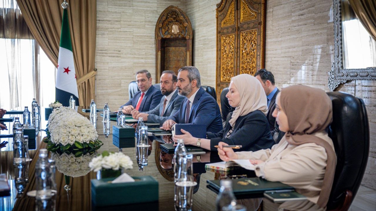 عقد وزير الخارجية والمغتربين السيد أسعد حسن الشيباني اجتماعاً مع السيد نيلز آنين، وكيل الدولة في وزارة التعاون الاقتصادي والتنمية الألمانية، والوفد المرافق له
