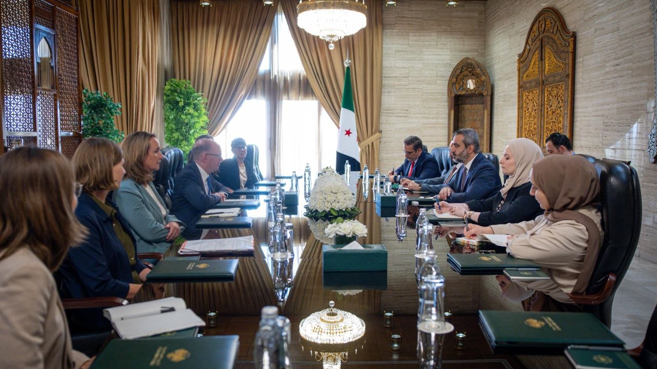 عقد وزير الخارجية والمغتربين السيد أسعد حسن الشيباني اجتماعاً مع السيد نيلز آنين، وكيل الدولة في وزارة التعاون الاقتصادي والتنمية الألمانية، والوفد المرافق له