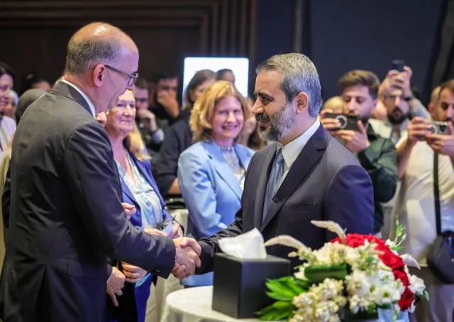 شارك وزير الخارجية والمغتربين السيد أسعد حسن الشيباني ووكيل الدولة في وزارة التعاون الاقتصادي والتنمية الألمانية السيد نيلز آنين في افتتاح البيت الألماني، في العاصمة دمشق