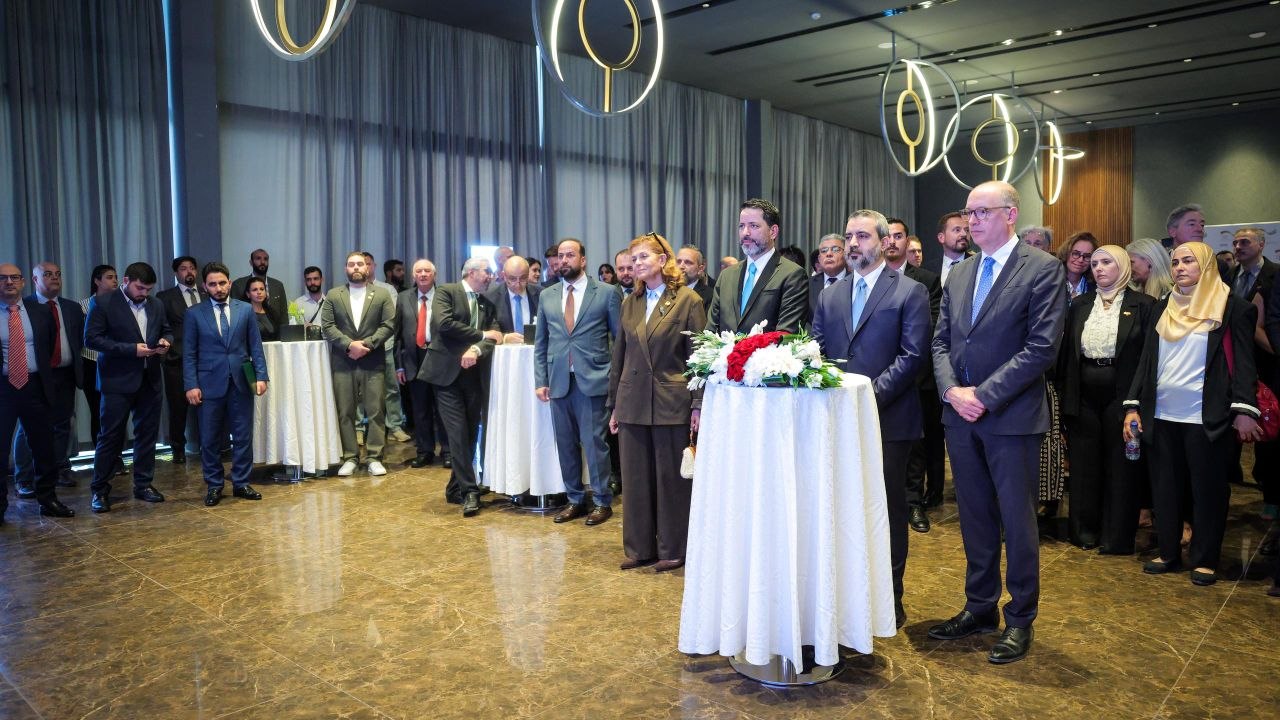 شارك وزير الخارجية والمغتربين السيد أسعد حسن الشيباني ووكيل الدولة في وزارة التعاون الاقتصادي والتنمية الألمانية السيد نيلز آنين في افتتاح البيت الألماني، في العاصمة دمشق