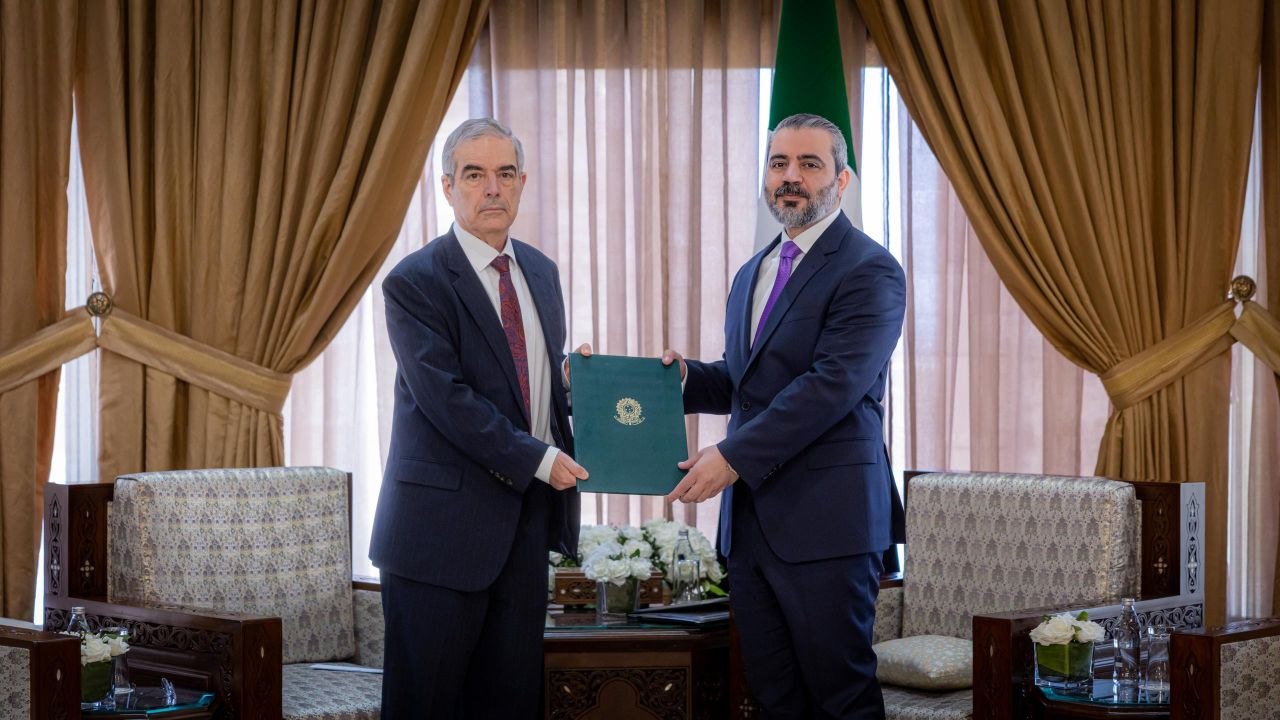 استقبل وزير الخارجية والمغتربين السيد أسعد حسن الشيباني في العاصمة دمشق سفير جمهورية البرازيل الاتحادية لدى الجمهورية العربية السورية السيد إدواردو باربوزا
