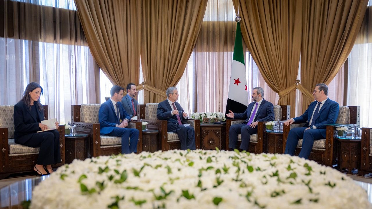 استقبل وزير الخارجية والمغتربين السيد أسعد حسن الشيباني في العاصمة دمشق سفير جمهورية البرازيل الاتحادية لدى الجمهورية العربية السورية السيد إدواردو باربوزا