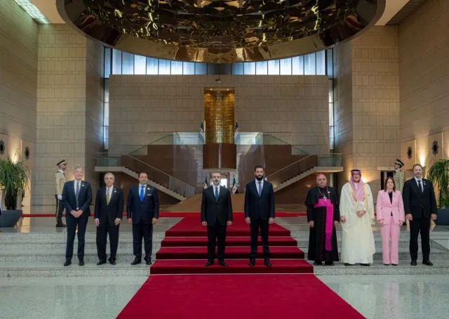 استقبل فخامة رئيس الجمهورية السيد أحمد الشرع، ووزير الخارجية والمغتربين السيد أسعد حسن الشيباني، في العاصمة دمشق، سفراء عدة دول