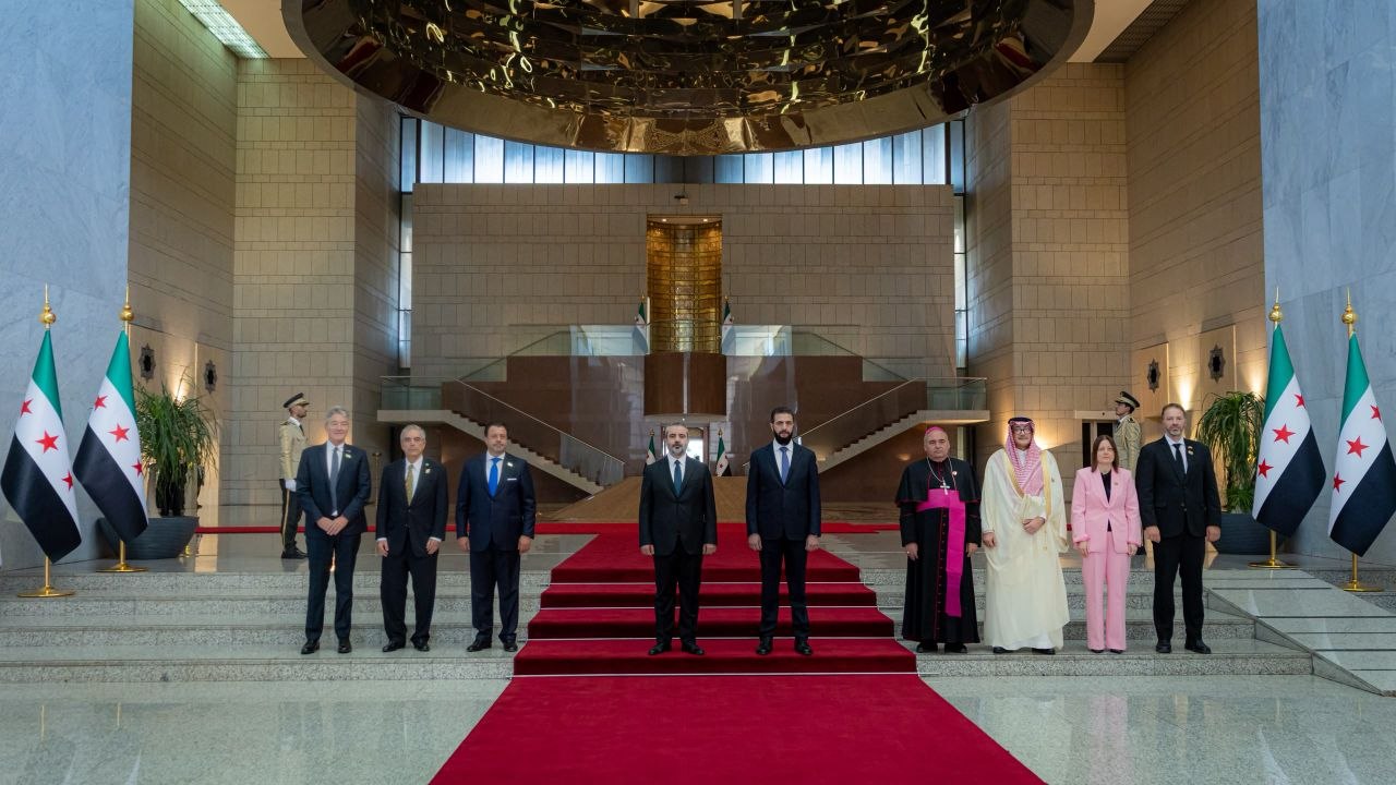 استقبل فخامة رئيس الجمهورية السيد أحمد الشرع، ووزير الخارجية والمغتربين السيد أسعد حسن الشيباني، في العاصمة دمشق، سفراء عدة دول