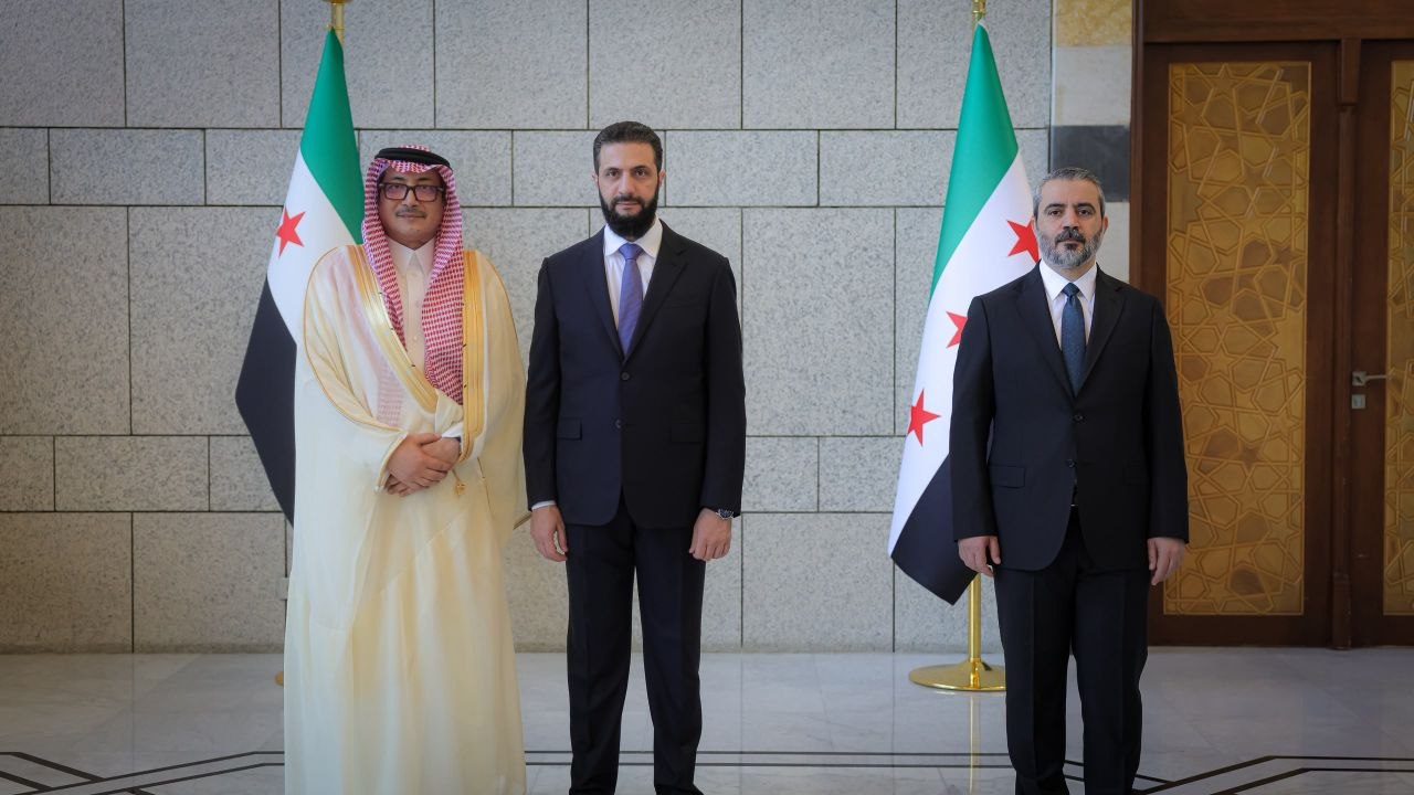 استقبل فخامة رئيس الجمهورية السيد أحمد الشرع، ووزير الخارجية والمغتربين السيد أسعد حسن الشيباني، في العاصمة دمشق، سفراء عدة دول