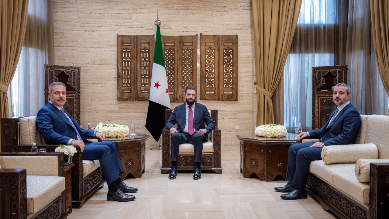 استقبل فخامة رئيس الجمهورية السيد أحمد الشرع ووزير الخارجية والمغتربين السيد أسعد حسن الشيباني وزير خارجية جمهورية تركيا السيد هاكان فيدان