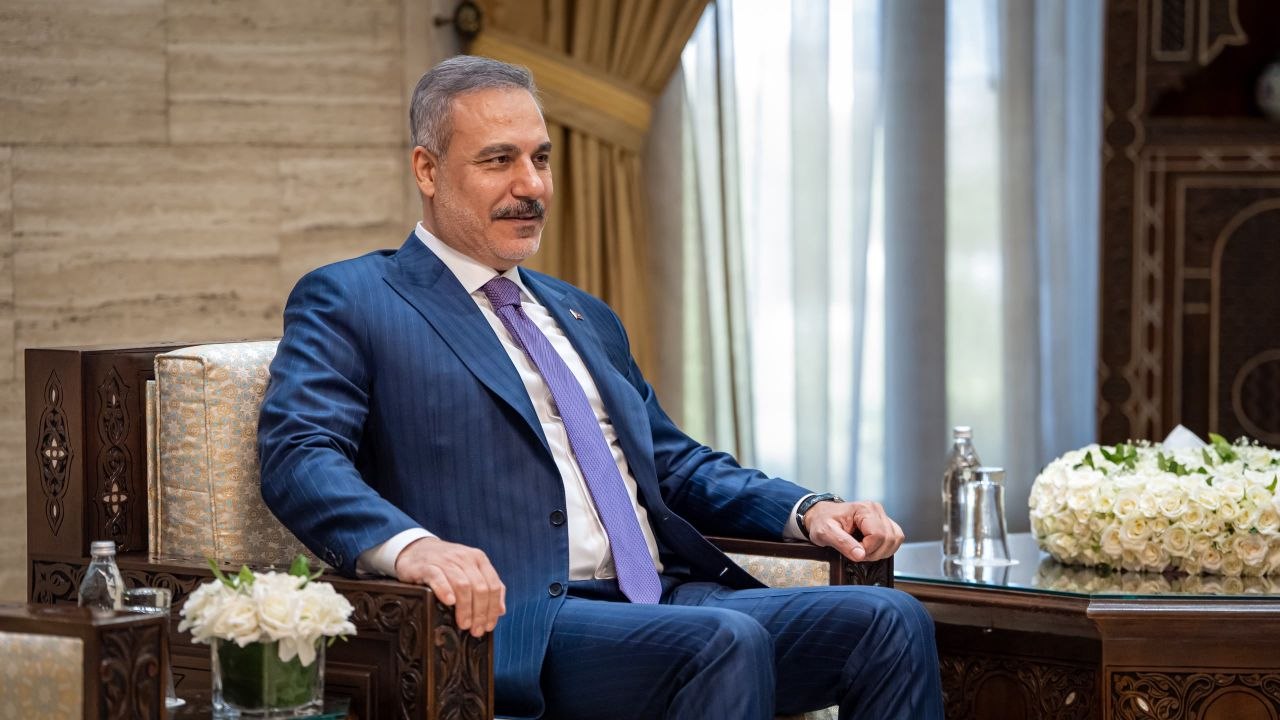 استقبل فخامة رئيس الجمهورية السيد أحمد الشرع ووزير الخارجية والمغتربين السيد أسعد حسن الشيباني وزير خارجية جمهورية تركيا السيد هاكان فيدان