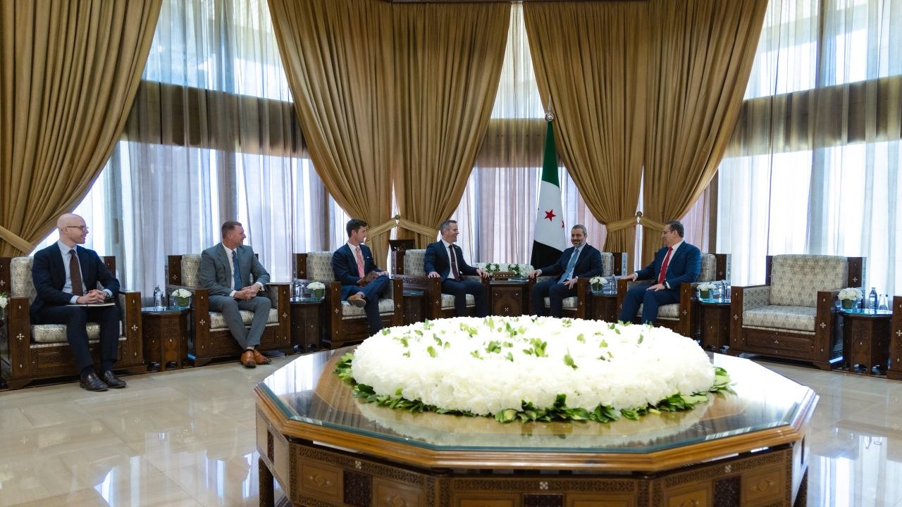 استقبل وزير الخارجية والمغتربين السيد أسعد حسن الشيباني اليوم في العاصمة دمشق، نائب مساعد وزير خارجية الولايات المتحدة الأمريكية السيد جيك ماكجي
