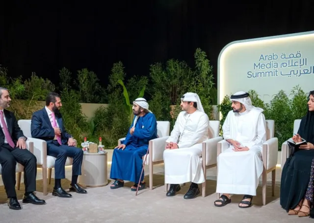 التقى فخامة رئيس الجمهورية السيد أحمد الشرع ووزير الخارجية والمغتربين السيد أسعد حسن الشيباني، نائب رئيس دولة الإمارات رئيس مجلس الوزراء حاكم دبي صاحب السمو الشيخ محمد بن راشد آل مكتوم
